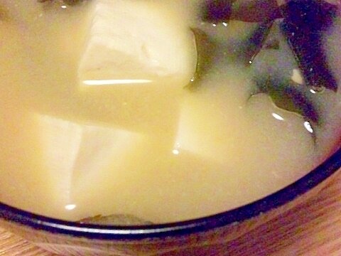 ワカメと絹ごし豆腐の味噌汁